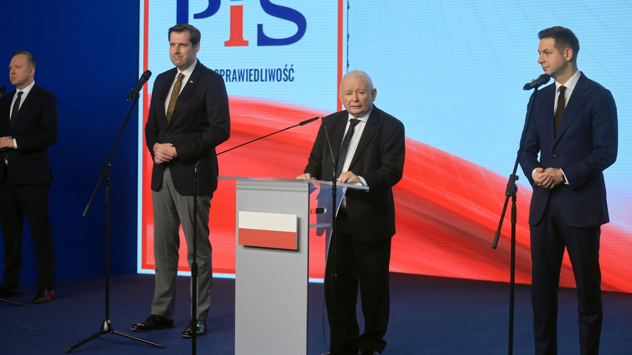 ZMIEŃ NASZE ZDANIE, ALBO ZOSTAŃ ZBANOWANY. PIS JEDZIE NA UNIWERSYTETY Z MISJĄ UROCZYSTEJ AUTODEMASKACJI