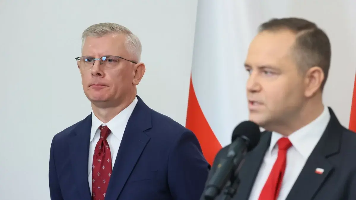 Komedia bezpieczeństwa narodowego: Cenckiewicz dostaje legitymację, Nawrocki klucze do państwa