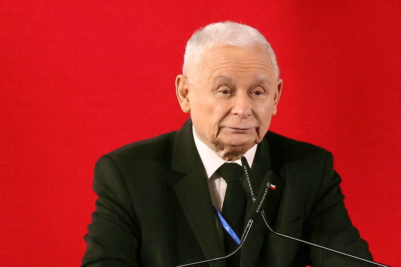 Polska 2025: kabaret, w którym śmieją się głównie ci, którzy jeszcze pamiętają, o co chodzi