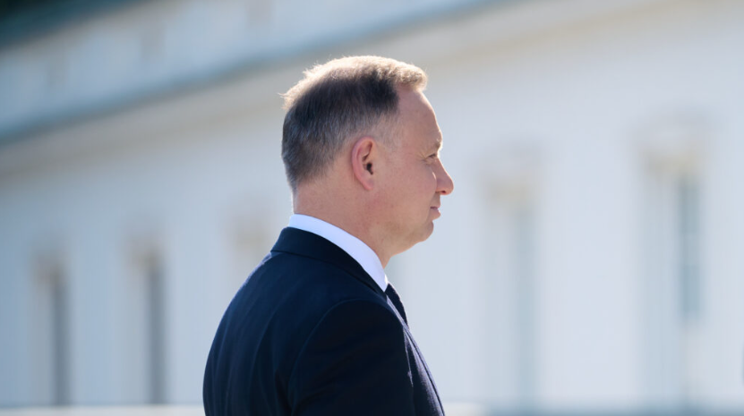 PODRĘCZNIK BEZUŻYTECZNEGO AUTORYTARYZMU, CZYLI JAK ANDRZEJ DUDA POSTANOWIŁ BYĆ GROŹNY NA POŻEGNANIE